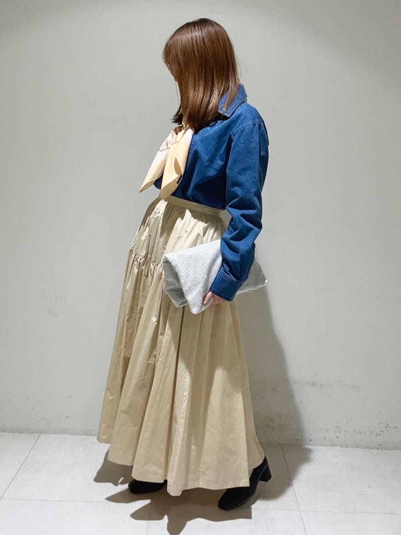 mi.さんの「UNTITLED｜【手洗い／88cm正方形】バイカラーハーネススカーフ」を使ったコーディネート