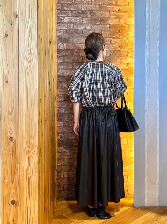 mieさんの「SHOO･LA･RUE｜【S-LL/洗濯後しわになりにくい】ランタンスリーブで女性らしく 5分袖スキッパーブラウス」を使ったコーディネート