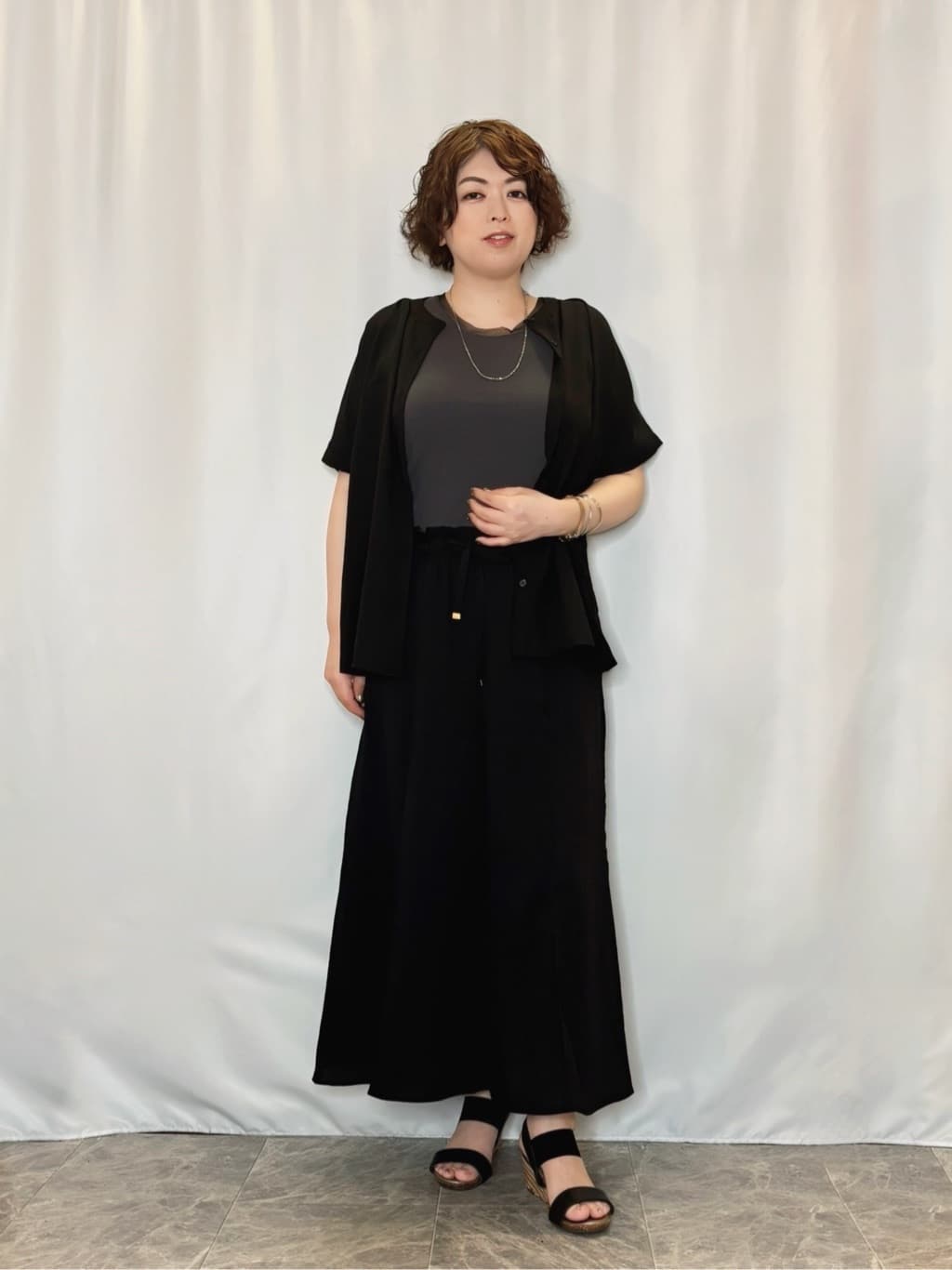 たみさんの「SHOO･LA･RUE｜【S-LL/ひんやり】さらっとタッチできれい見え ピンタックスカーチョ」を使ったコーディネート