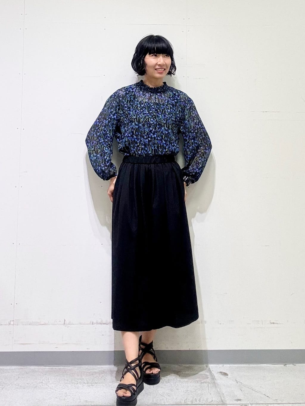 naoさんの「INDIVI｜【秋映え柄/セットアップ可能】フラワーシフォンブラウス」を使ったコーディネート