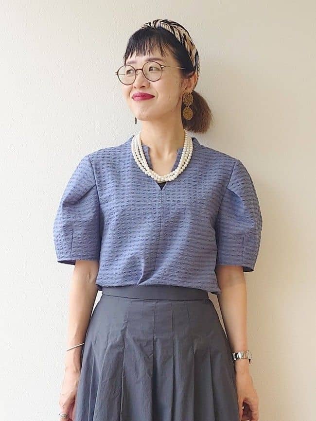 MUTSUKOさんの「UNTITLED｜【吸水速乾/ストレッチ/Vネック】フォルムスリーブ ブラウス」を使ったコーディネート