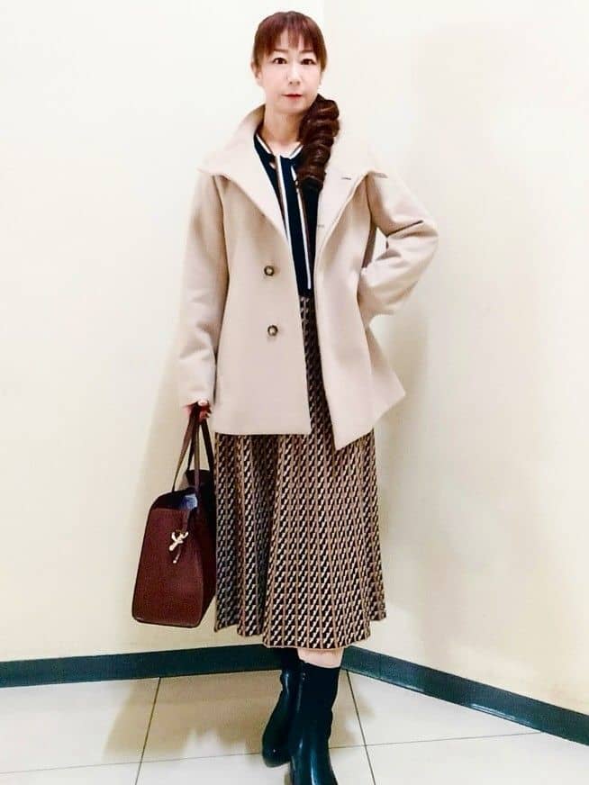 花さんの「Reflect｜【SS-4Lサイズ／衿が顔に当たらない◎】スタンドネックミドルコート」を使ったコーディネート