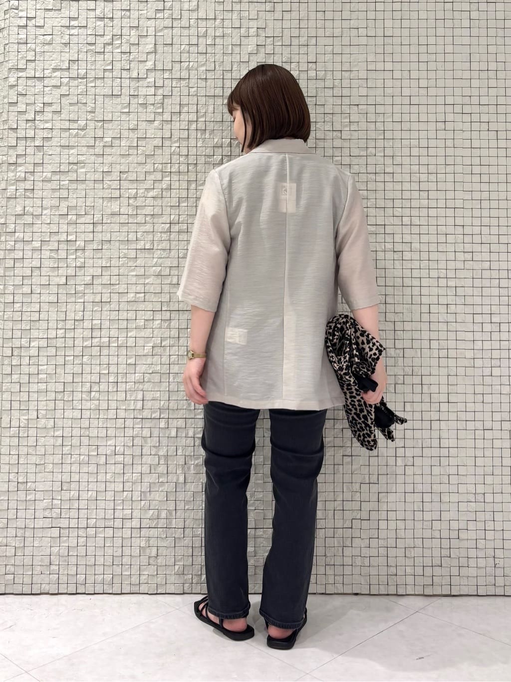 sakuさんの「INDIVI｜【褒められデニム】スリムストレート デニムパンツ」を使ったコーディネート