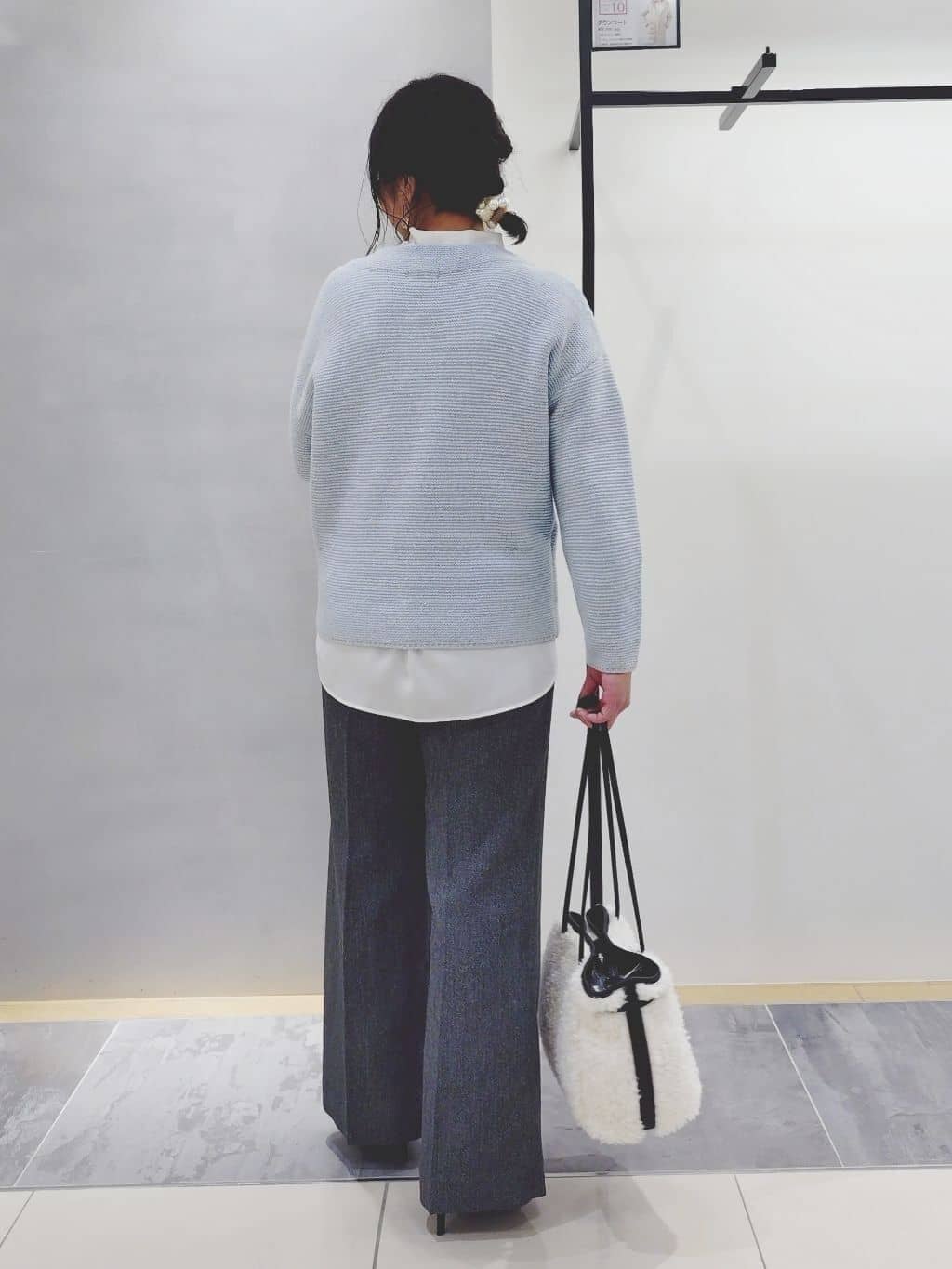 TOMOMIさんの「INDIVI｜【撥水／洗える／デザイン衿】ステッチレス ショートダウンコート」を使ったコーディネート