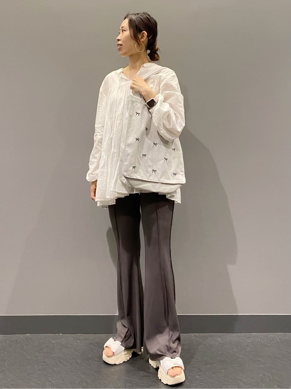 hiraさんの「ESPERANZA｜リボン刺繍キャンバストートバッグ」を使ったコーディネート