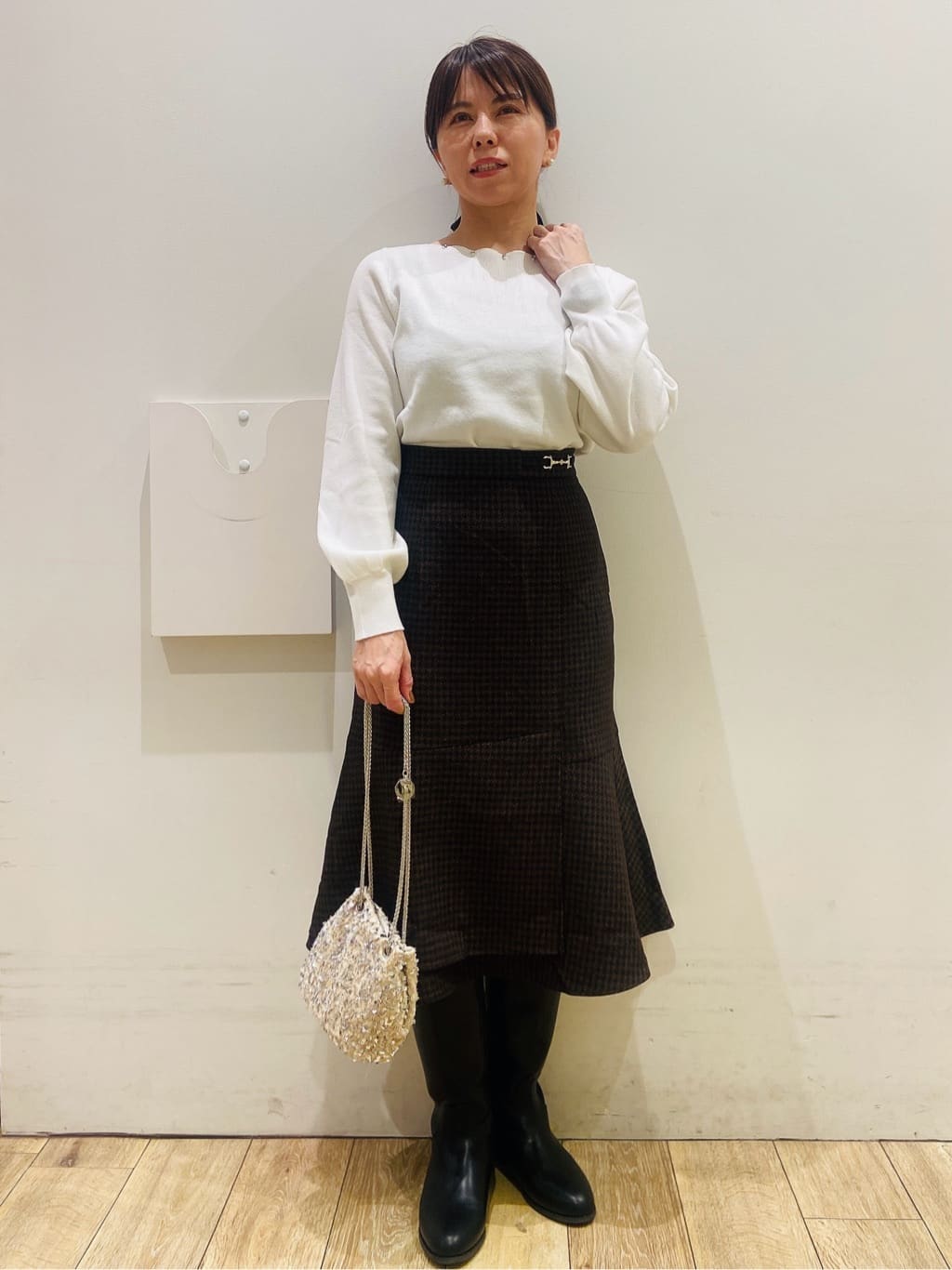 YUKOさんの「index｜ラメスカラップビジューデザインニット【洗濯機OK】《6col／S～LL》」を使ったコーディネート