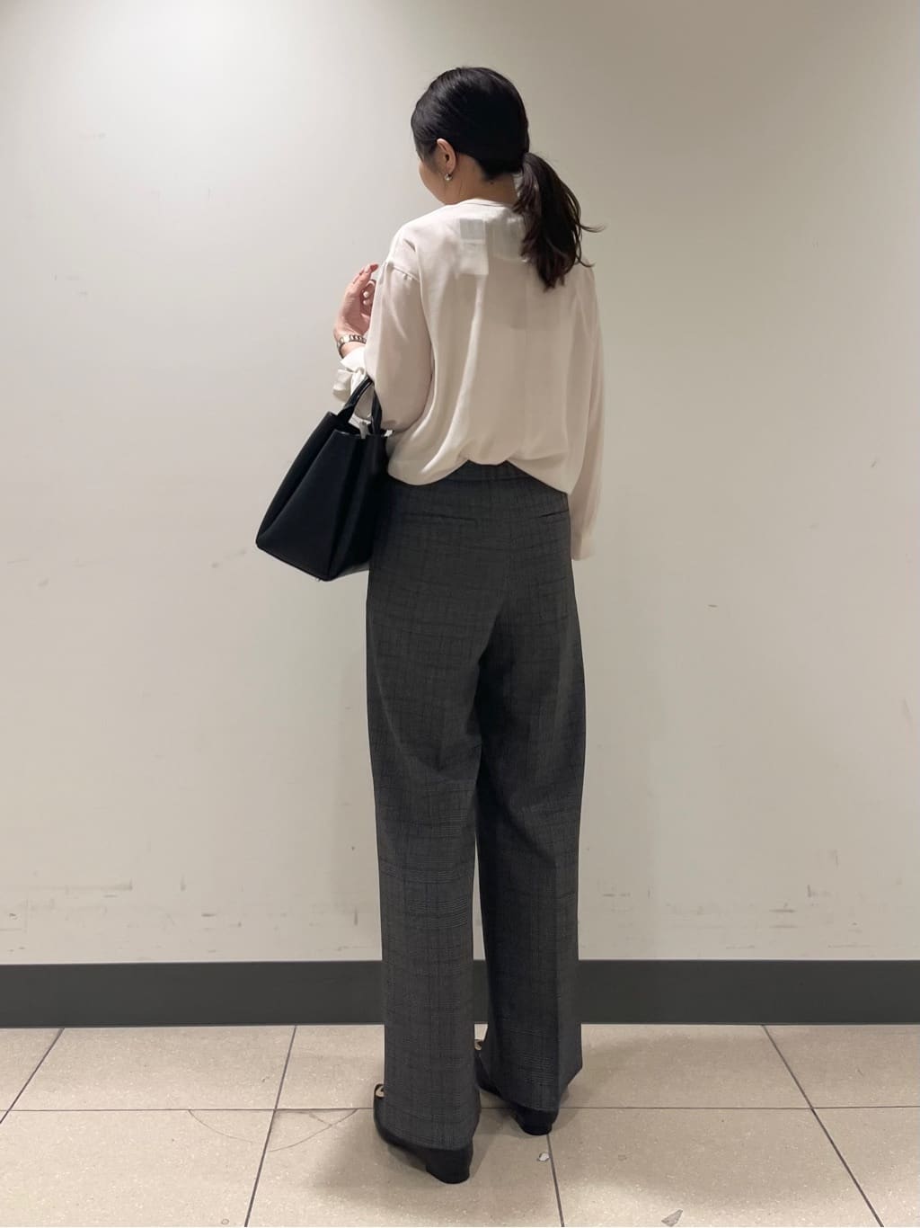 shokoさんの「INDIVI｜【セットアップ可能】スエード調サテンブラウス」を使ったコーディネート