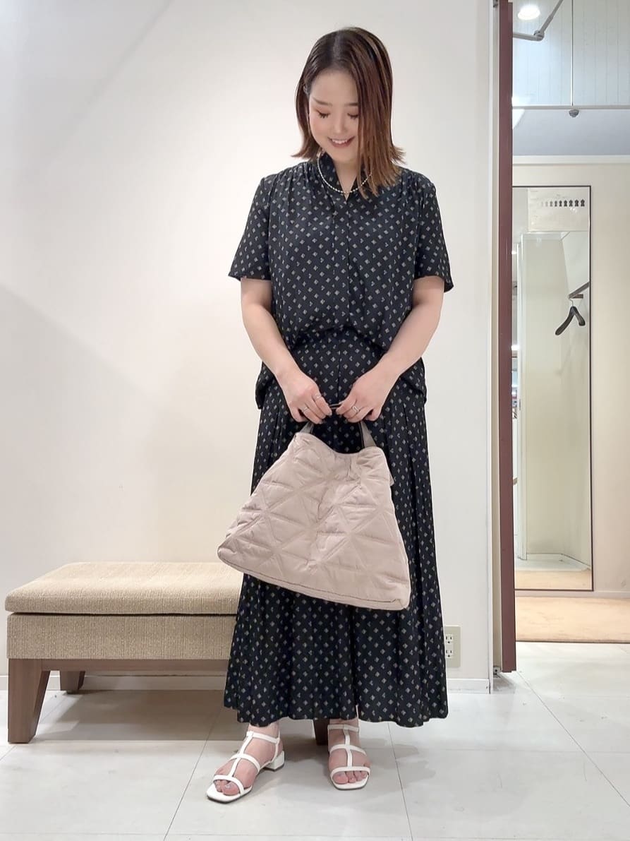 YUIさんの「UNTITLED｜【セットアップ可/リラクシー/通勤】スクエアジオメ柄ブラウス」を使ったコーディネート