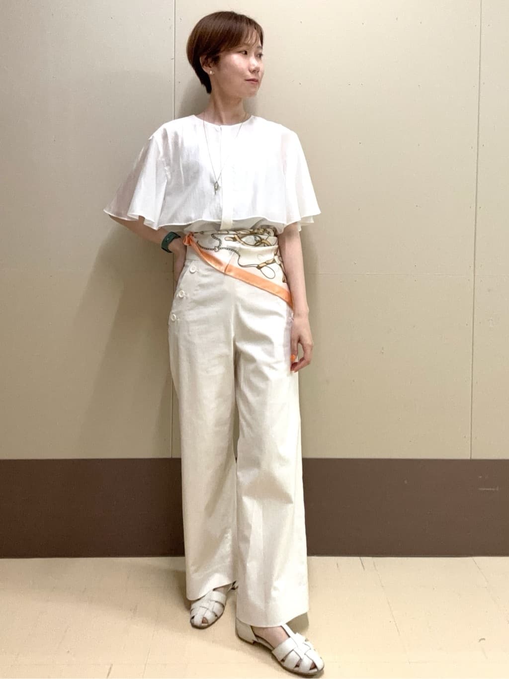 mioさんの「UNTITLED｜【手洗い／58cm正方形】チェーンベルトスカーフ」を使ったコーディネート