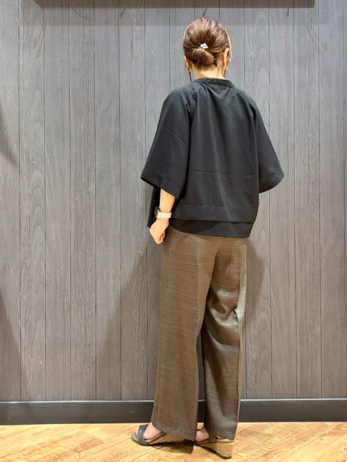 meiさんの「SHOO･LA･RUE｜【洗濯後しわになりにくい/UV/吸水速乾】大人きれいな バンドカラーシャツ」を使ったコーディネート