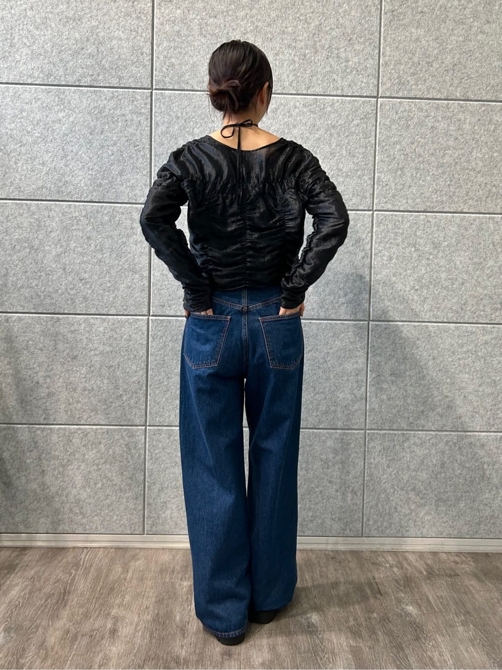 harunaさんの「CODE A｜gathered shiny blouse」を使ったコーディネート