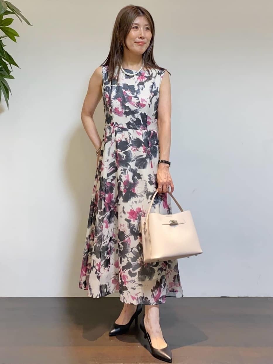 tomoさんの「UNTITLED｜【シアー/エレガント/花柄/夏ワンピ】ペイントフラワーワンピース」を使ったコーディネート