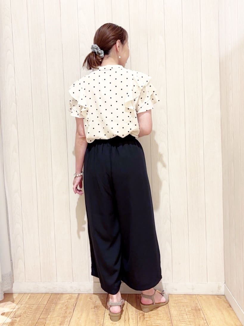 あいこさんの「SHOO･LA･RUE｜【無地/ドット柄】お袖フリルが華やぐ きれいめブラウス」を使ったコーディネート