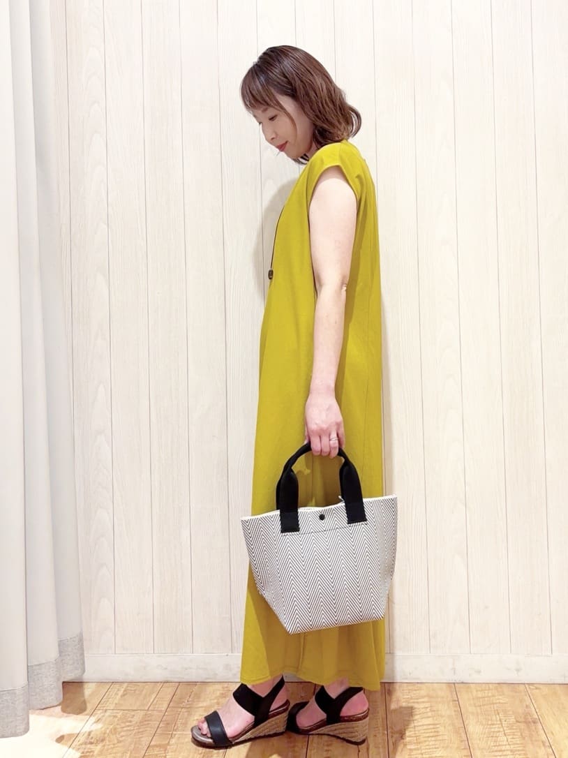 あいこさんの「SHOO･LA･RUE｜【S-LL/ひんやり】切替ラインですっきりと 1枚で着られるロングワンピース」を使ったコーディネート