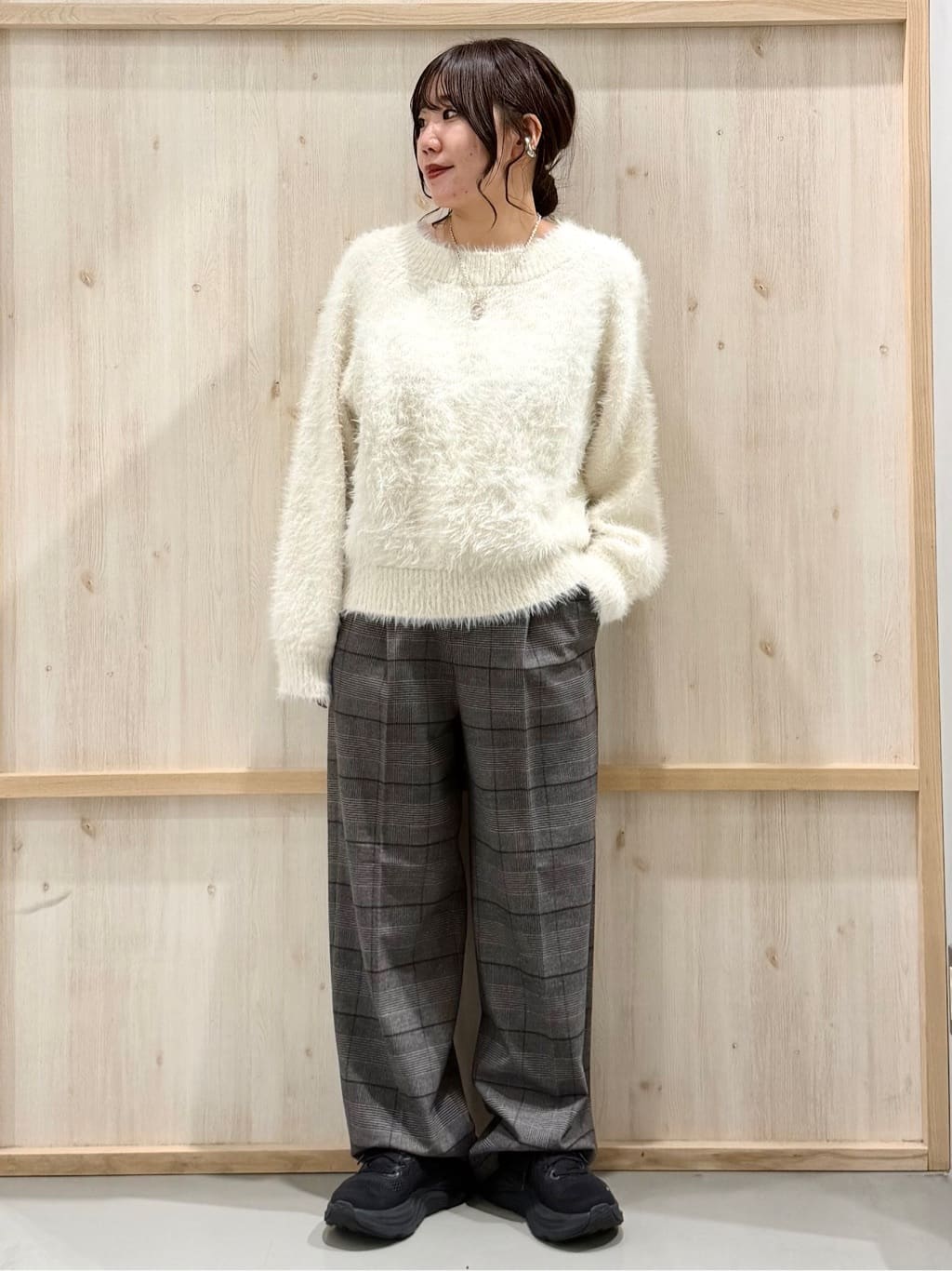 nanaさんの「THE SHOP TK｜着るたびときめく ふんわりフェザーシャギーニット」を使ったコーディネート