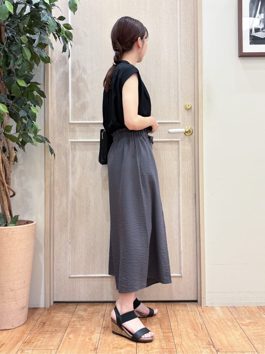 なみさんの「SHOO･LA･RUE｜【S-LL/洗濯後しわになりにくい】上品にきれい見え スラブギャザーブラウス」を使ったコーディネート