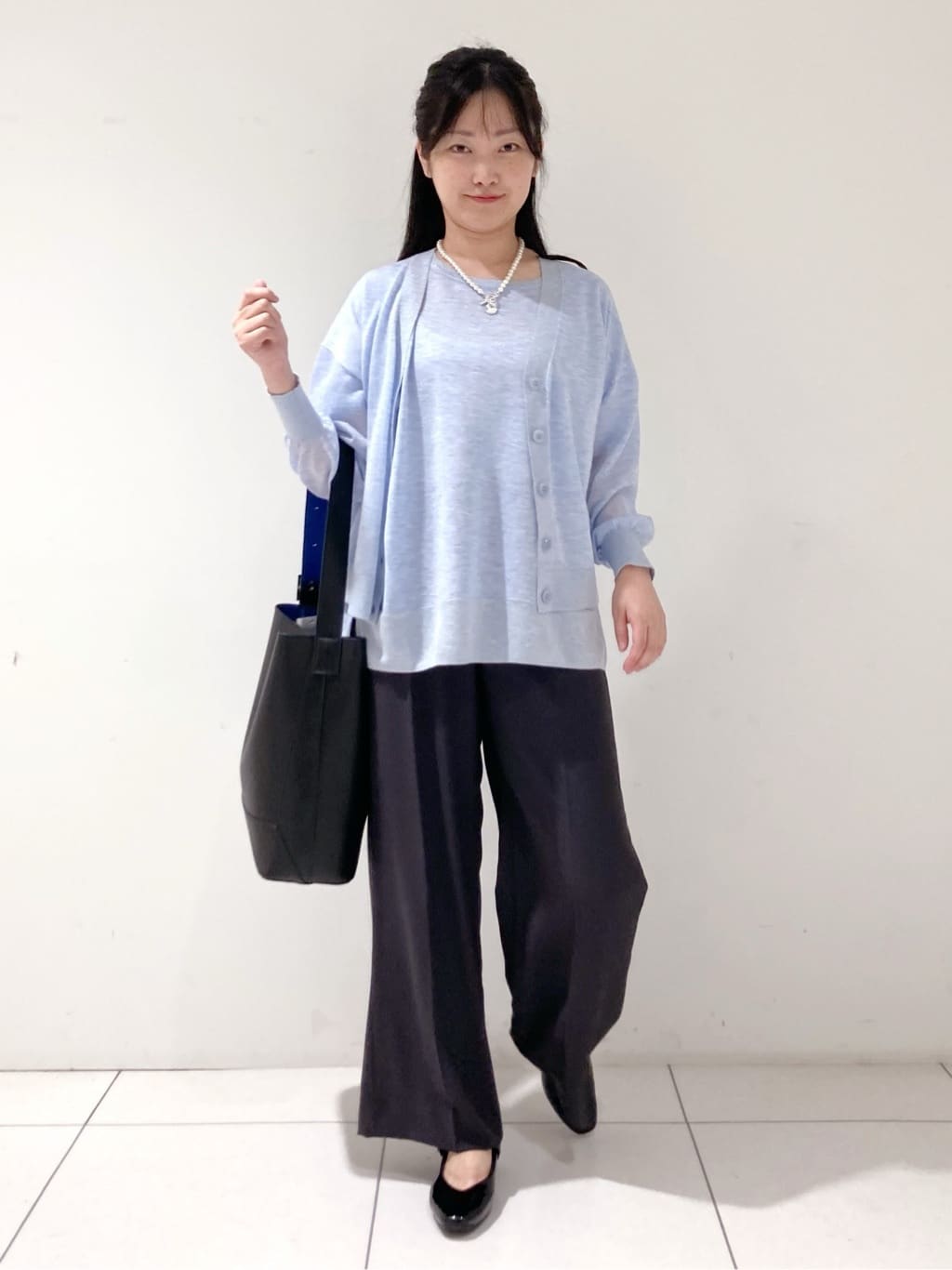 momokoさんの「INDIVI｜【程よいシアー素材/洗える】バイカラーラメカーディガン」を使ったコーディネート