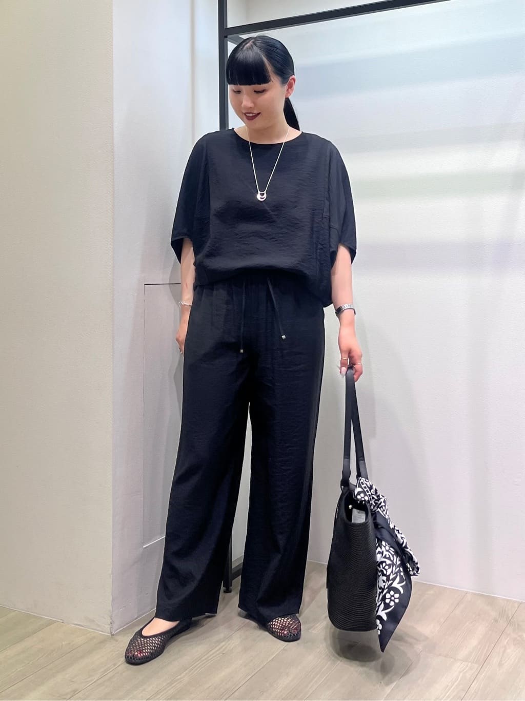 hasuさんの「INDIVI｜【洗える／UVケア／SETUP可能】ドロストワイドパンツ」を使ったコーディネート