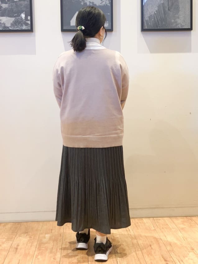 wakaaさんの「SHOO･LA･RUE｜◆【洗える】レイヤードコーデも楽しめる もちもちVネックニット」を使ったコーディネート
