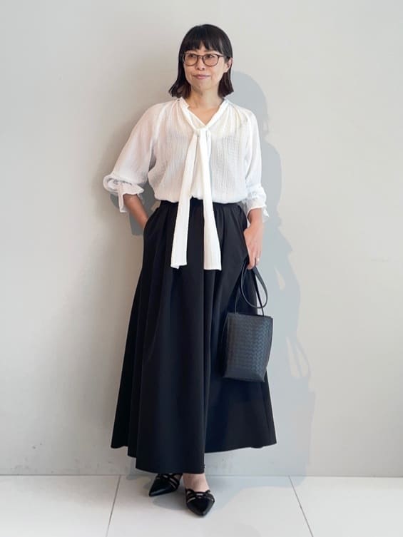 murayamaさんの「INDIVI｜【洗える／シャーリング素材】ボリューム袖エアリーブラウス」を使ったコーディネート