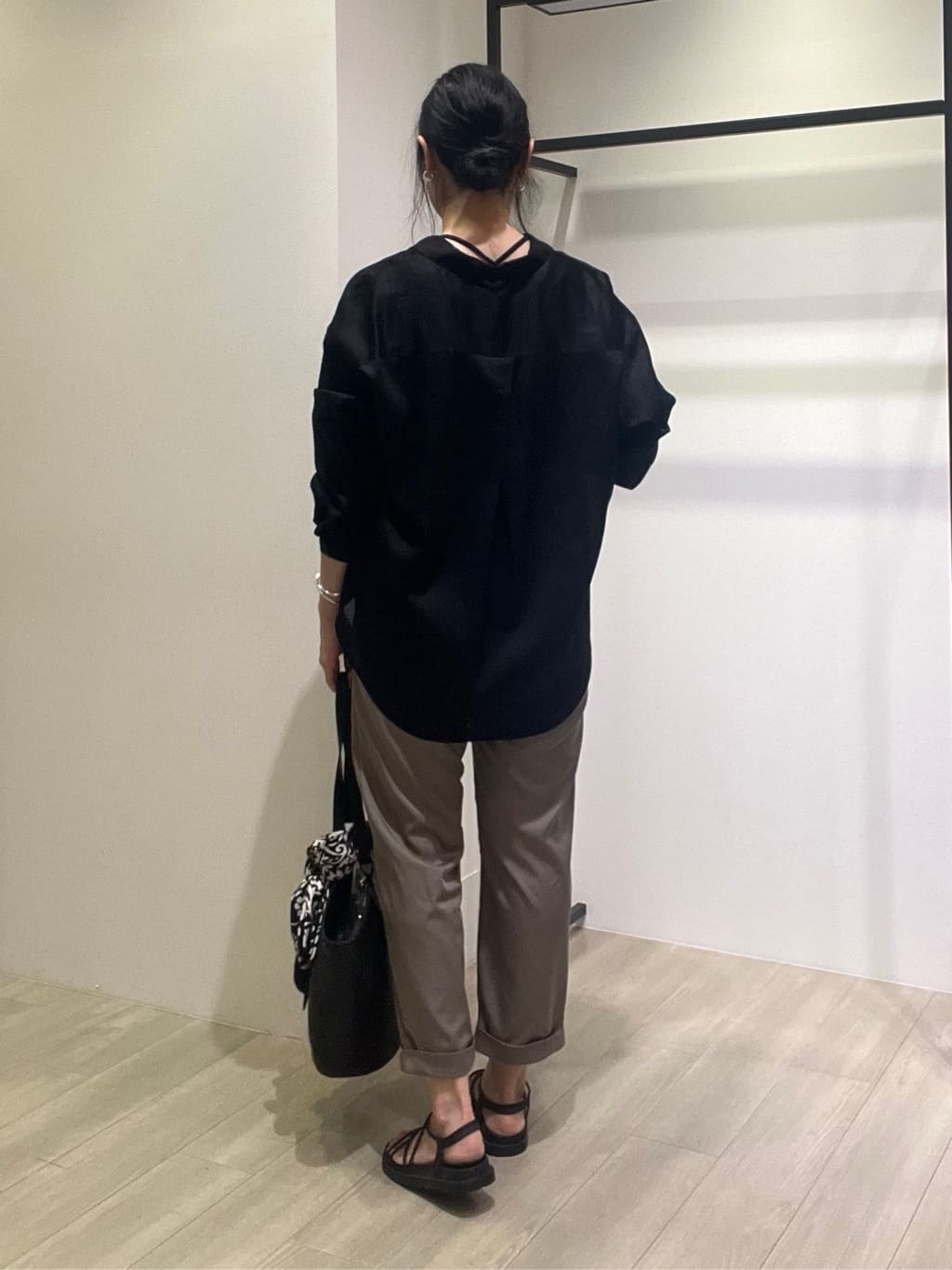 TOMOMIさんの「INDIVI｜【90cm四方】ボタニカル柄大判スカーフ」を使ったコーディネート