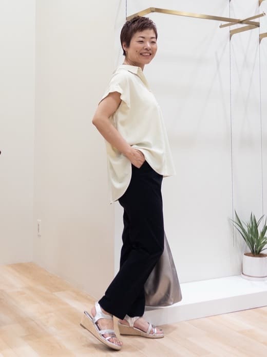 シュウコさんの「grove｜キレイも動きやすさも　美脚見えハイパーストレッチパンツ」を使ったコーディネート