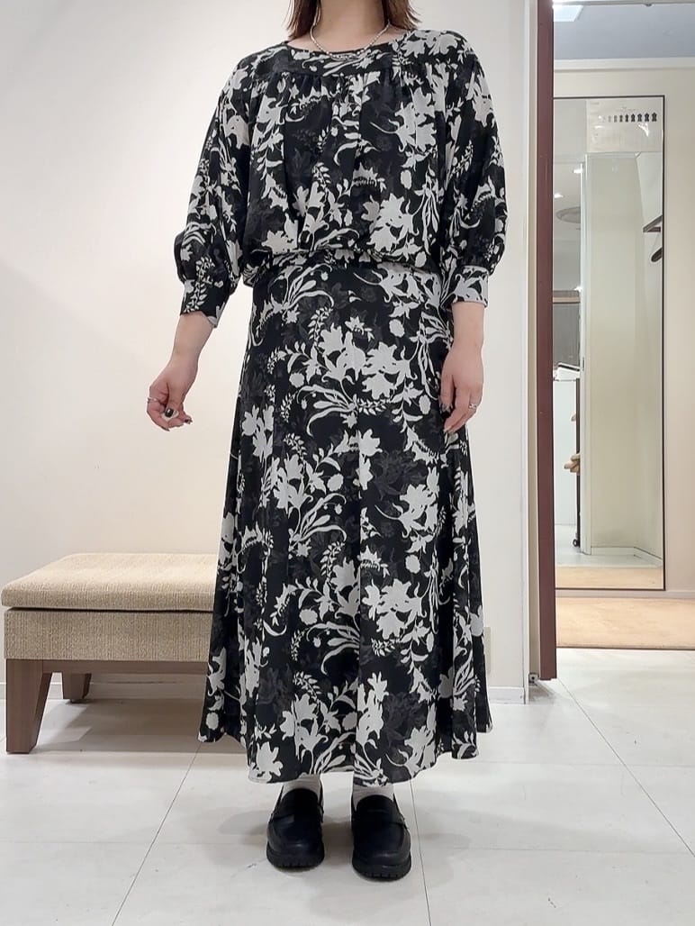 YUIさんの「UNTITLED｜【洗える/セットアップ可能】オーナメントフラワー ブラウス」を使ったコーディネート