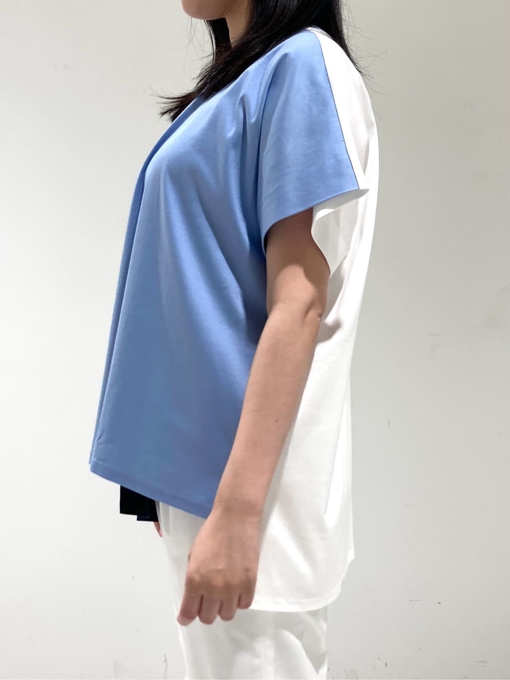 momokoさんの「INDIVI｜【洗える／汗ジミ防止】バイカラー＆アシメヘム Tシャツ」を使ったコーディネート