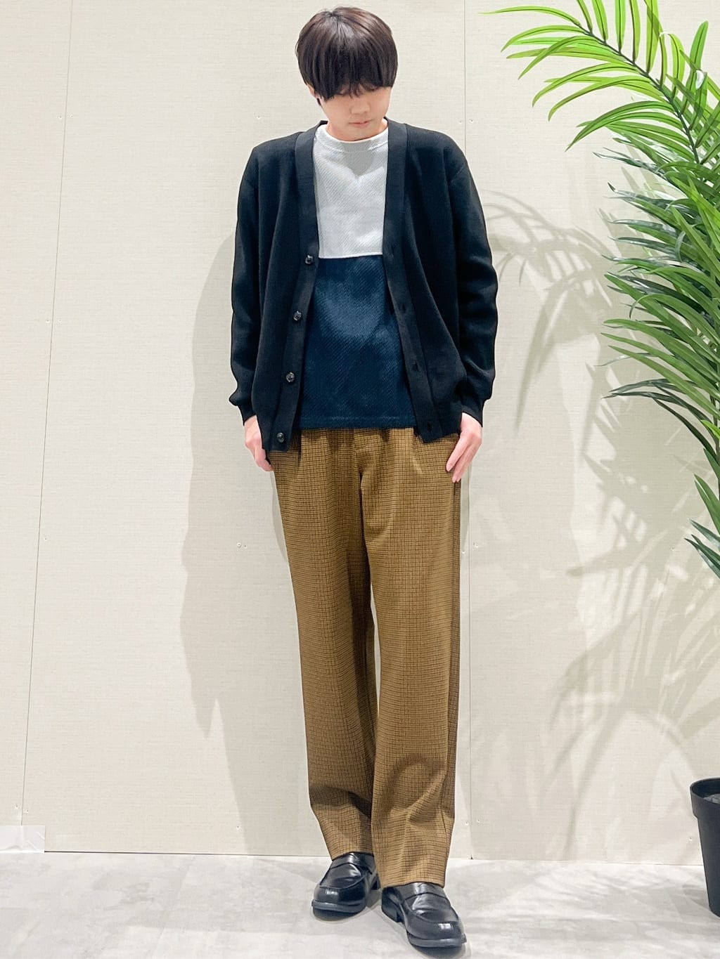 SHI-MAさんの「THE SHOP TK｜【季節の変わり目に最適】ニットカーディガン ドライタッチ／軽量」を使ったコーディネート