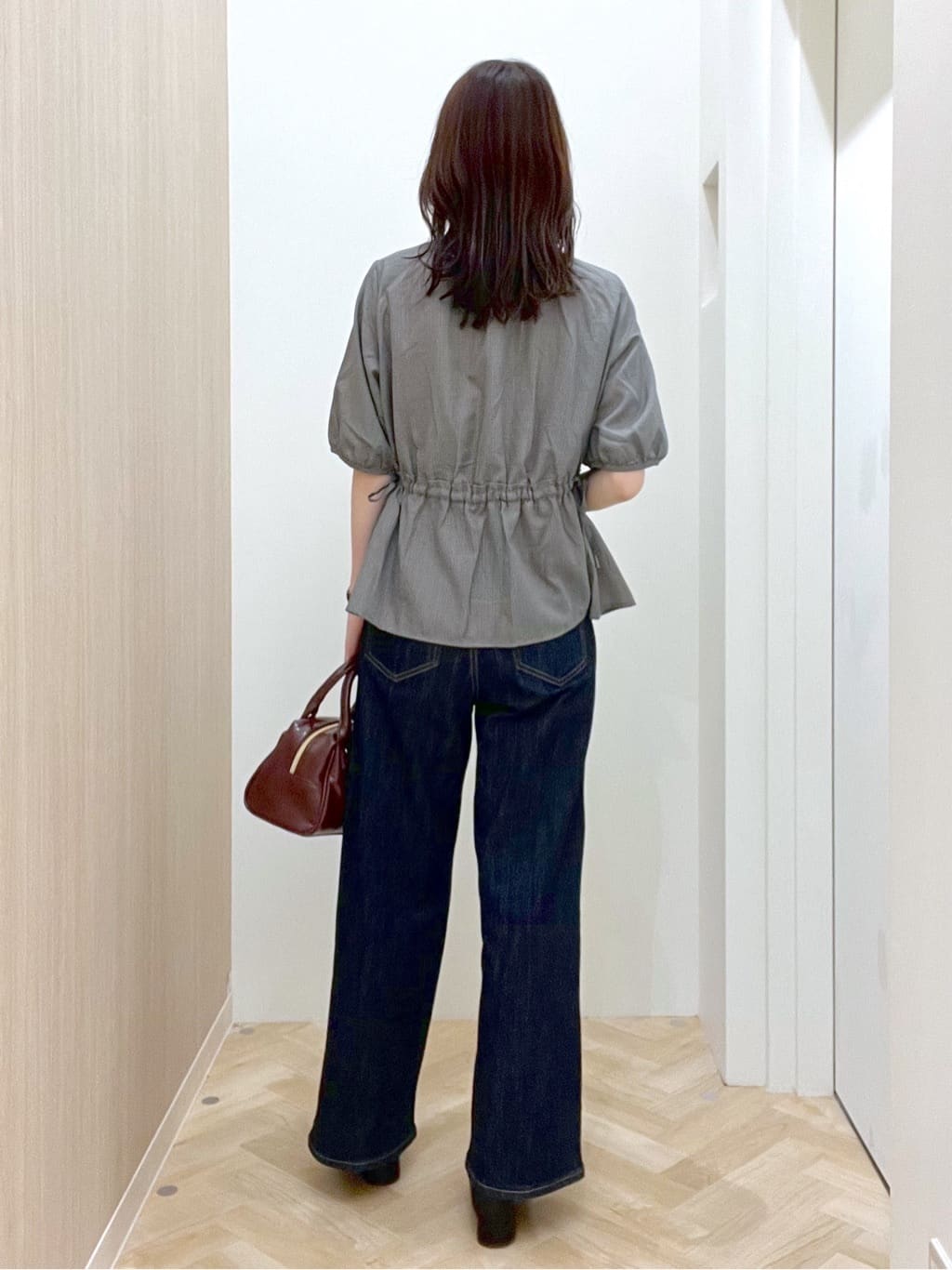 おまつさんの「grove｜【二の腕/体型カバー】メリハリシルエットが叶うシャーリングブラウス」を使ったコーディネート