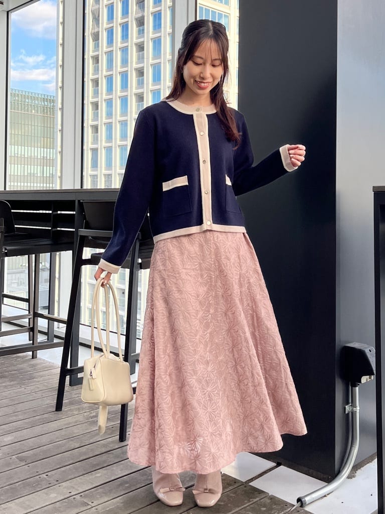 はばさんの「Couture brooch｜【ハレの日・通勤・着映え】配色 総針カーディガン」を使ったコーディネート