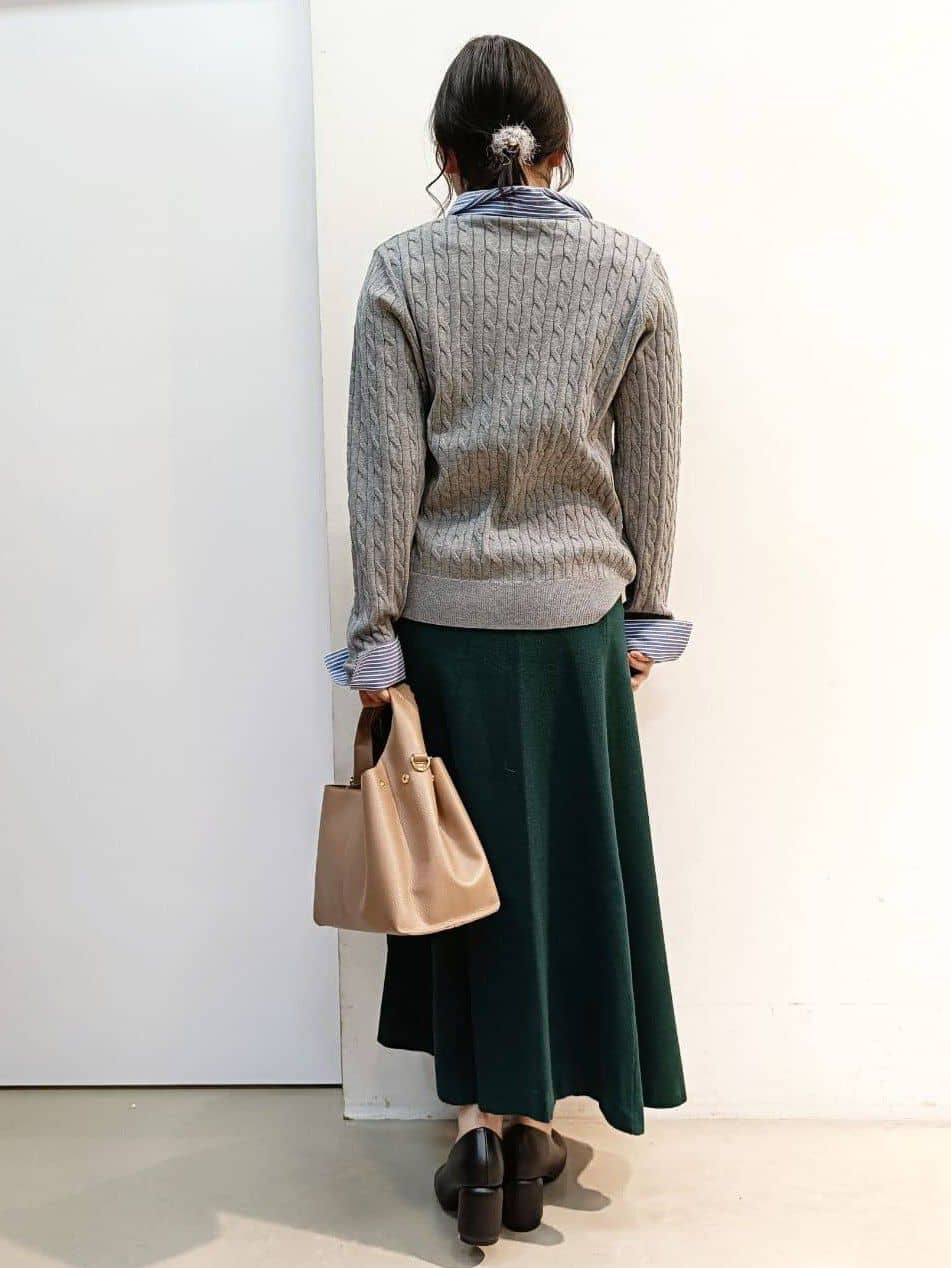 あんさんの「THE SHOP TK｜【着るだけでコーデ完成】シャツレイヤード風 ケーブルニット」を使ったコーディネート