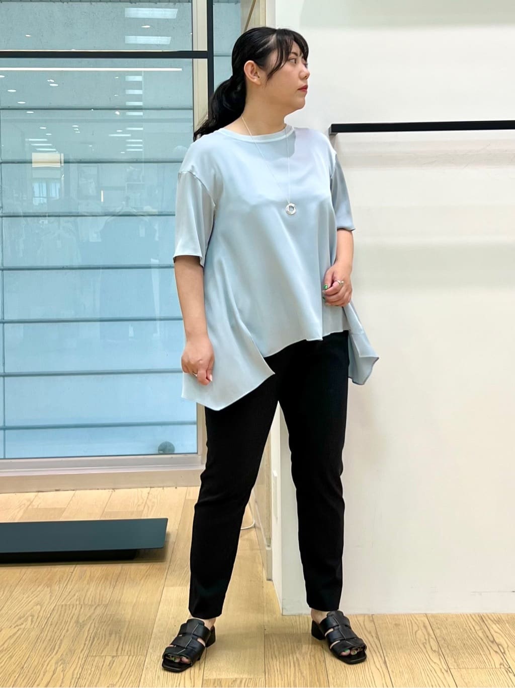 shimaさんの「INDIVI｜【90cm四方】ボタニカル柄大判スカーフ」を使ったコーディネート