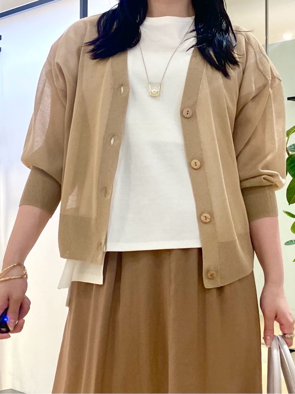 misakiさんの「INDIVI｜【洗える／汗ジミ防止】バイカラー＆アシメヘム Tシャツ」を使ったコーディネート