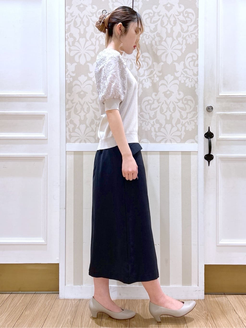 望 愛さんの「grove｜【ふわっと心地よい足入れ】やわここち(R)Vカットパンプス」を使ったコーディネート