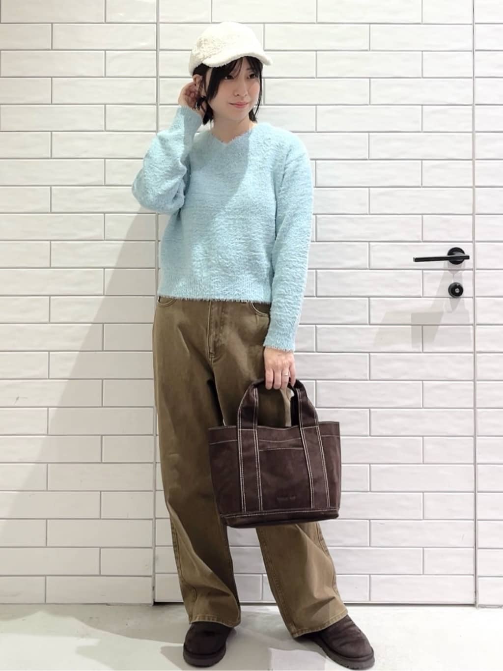 しおりさんの「OPAQUE.CLIP｜スパンコールフェザーVネックニット【洗濯機OK】」を使ったコーディネート