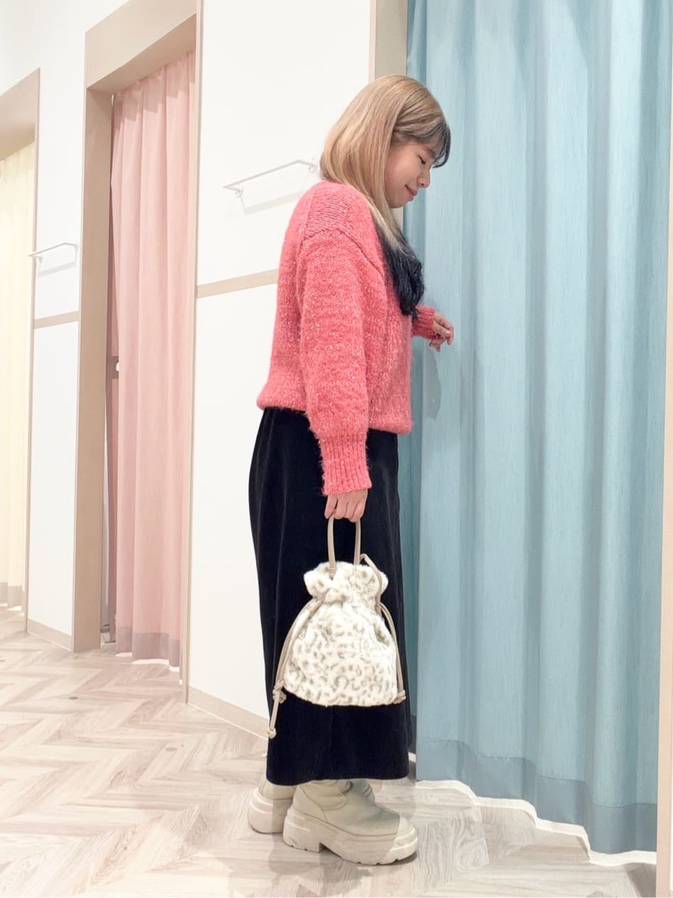 まちゃんなちゃんさんの「SHOO･LA･RUE｜【洗濯機可/S-LL】上品にキラリと華やぐ スパンコールニット」を使ったコーディネート
