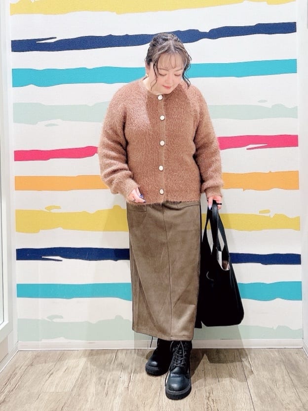 Peeさんの「SHOO･LA･RUE｜【洗濯機可/S-LL】周りと差がつく チェーンステッチロゴロンT」を使ったコーディネート