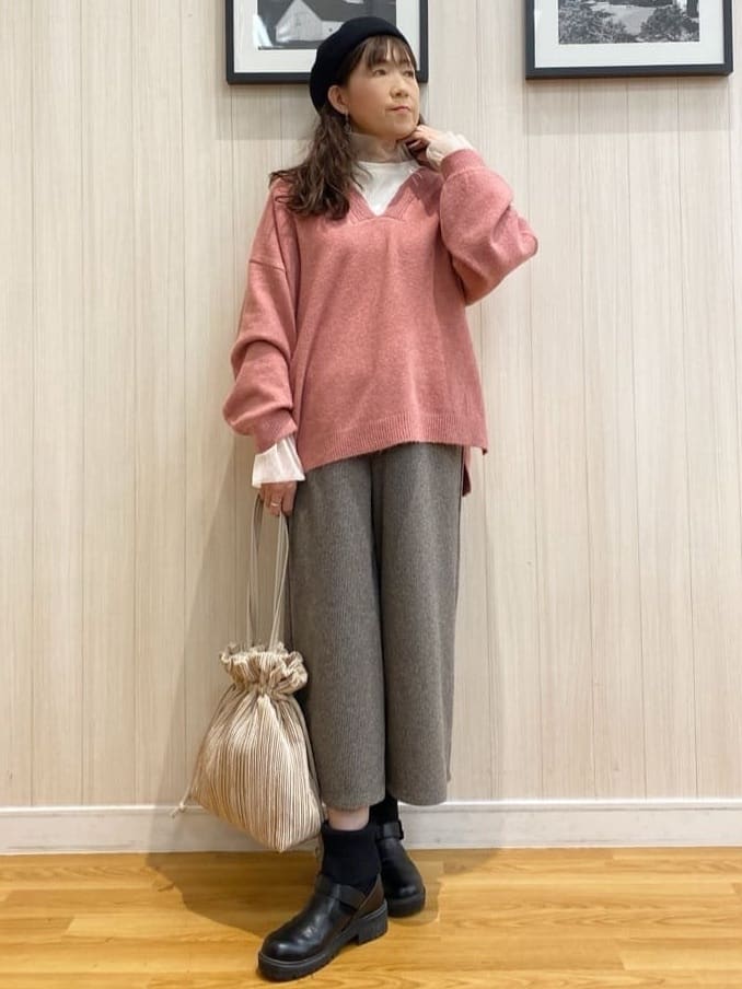 natsuさんの「SHOO･LA･RUE｜◆ふんわりやわらか変形Vネックニット」を使ったコーディネート