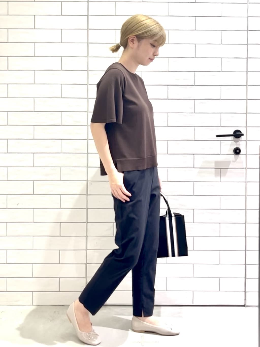 しおりさんの「OPAQUE.CLIP｜麻混ハイストレッチイージースティックパンツ【洗濯機洗い可】」を使ったコーディネート