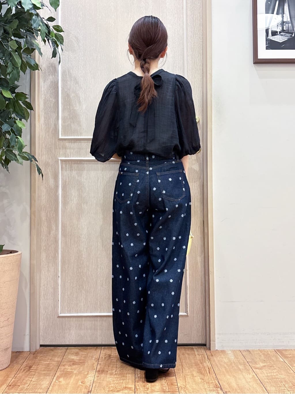 なみさんの「SHOO･LA･RUE｜【S-LL】周りと差がつく デイジー柄デニムワイドパンツ」を使ったコーディネート