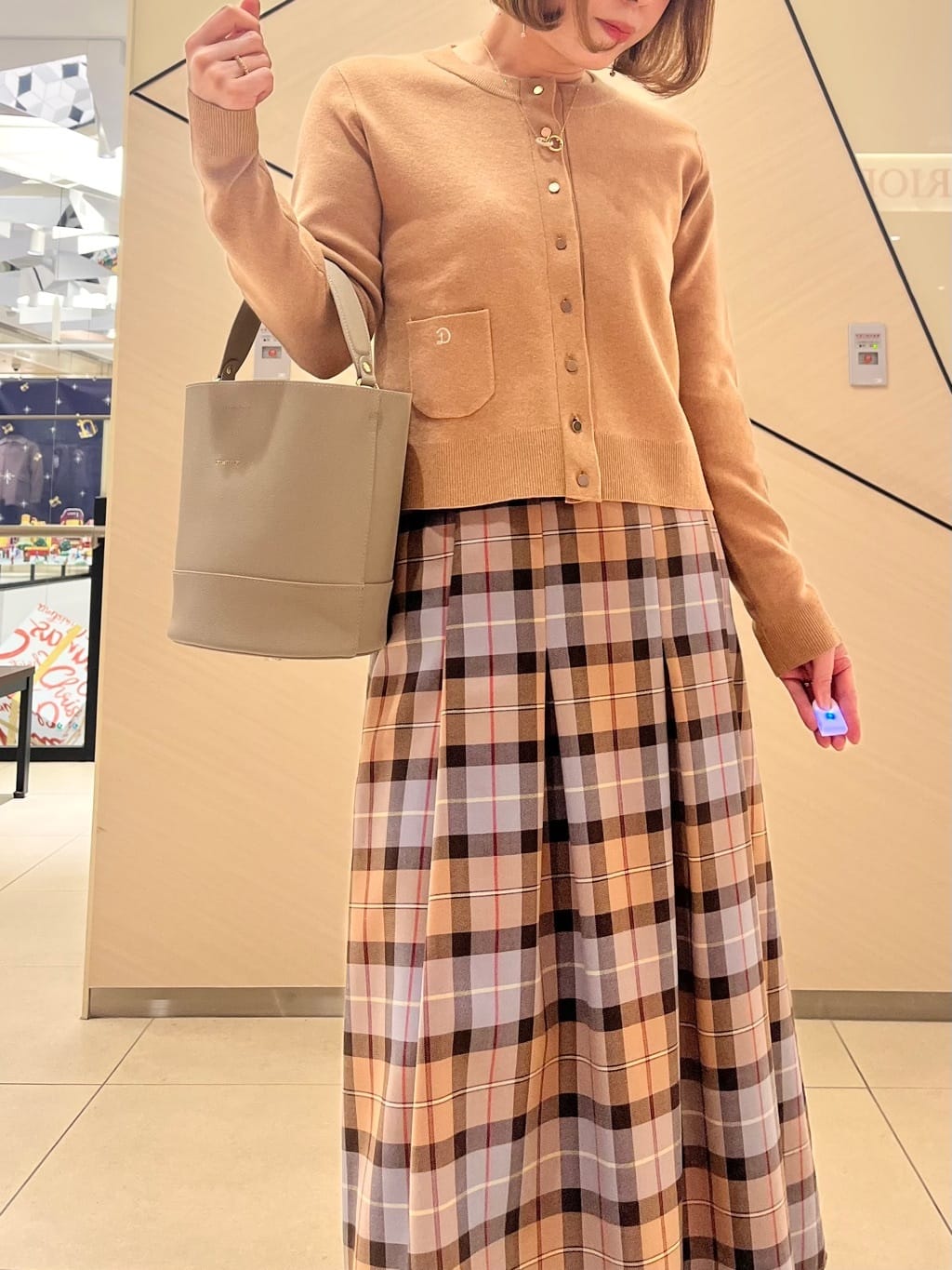 yahataさんの「DRESSTERIOR｜◆チェックタックソフトプリーツスカート」を使ったコーディネート