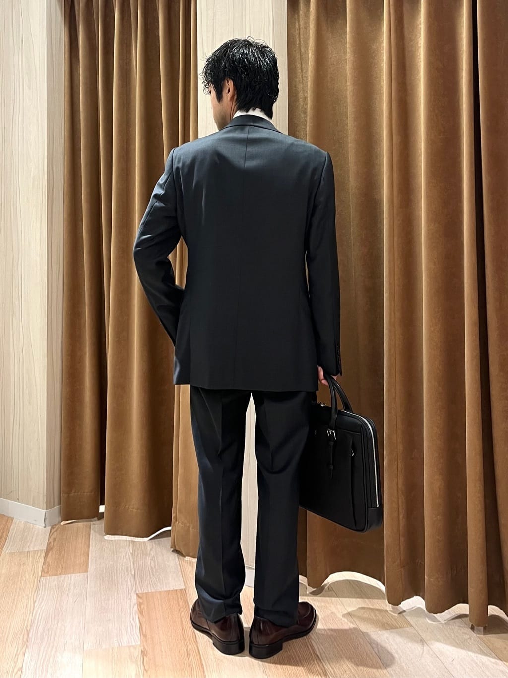 URAさんの「TAKEO KIKUCHI｜【Three by Three】シャイニーシャークピンヘッド スーツ/3ピース対応可」を使ったコーディネート