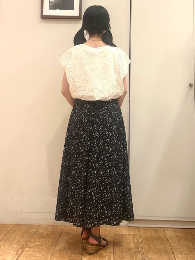 AIRIさんの「SHOO･LA･RUE｜【2点セット】刺繍レーストップス」を使ったコーディネート