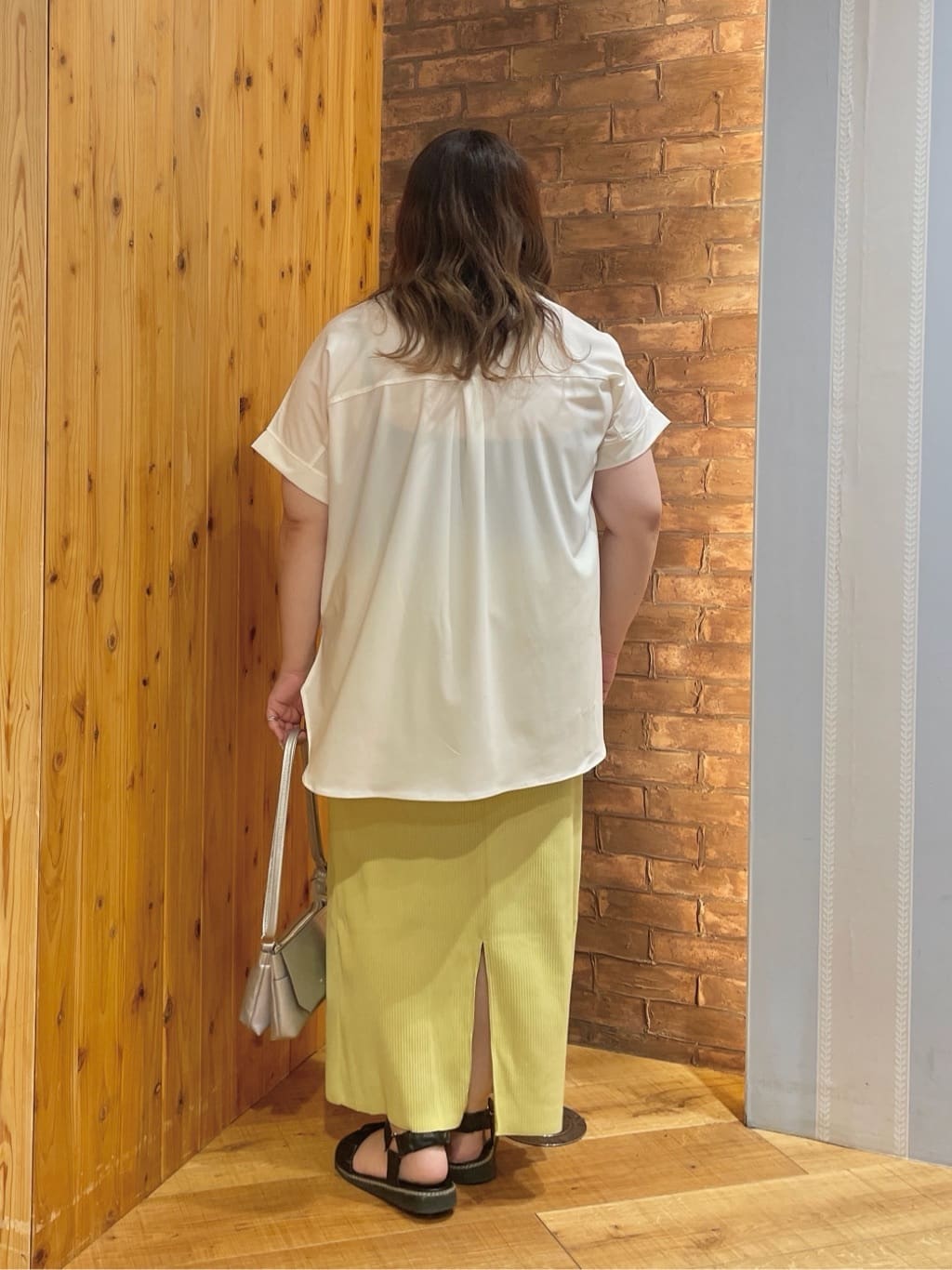 Risaさんの「SHOO･LA･RUE｜【S-LL】さらりとしたタッチが上品見え ワンボタンデザイン トップス」を使ったコーディネート