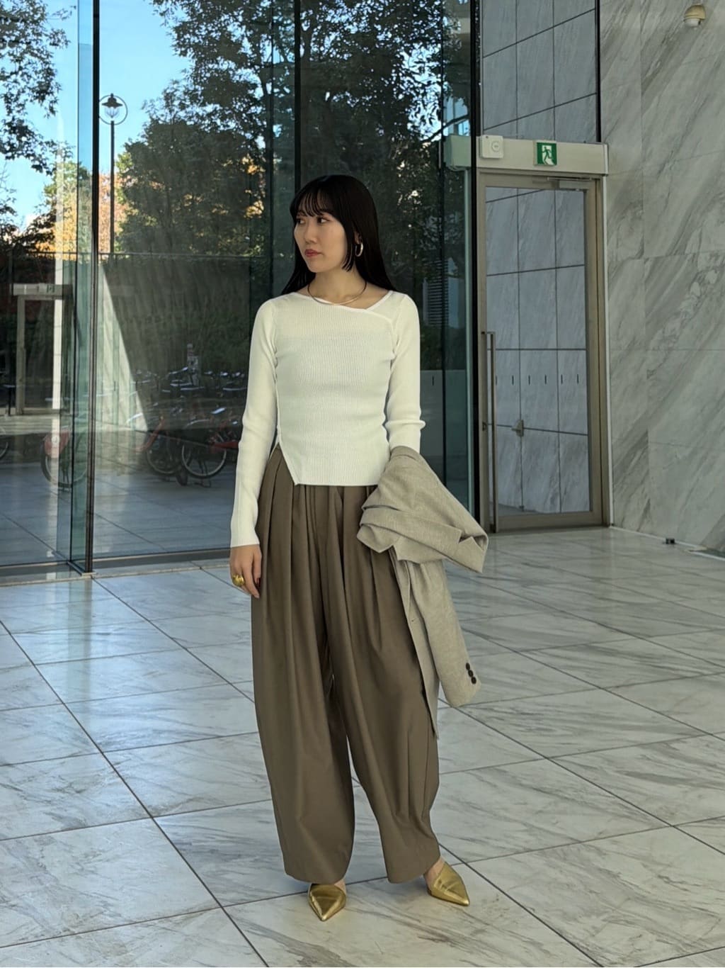 rinaさんの「INDIVI｜オフショルスリットリブニット」を使ったコーディネート