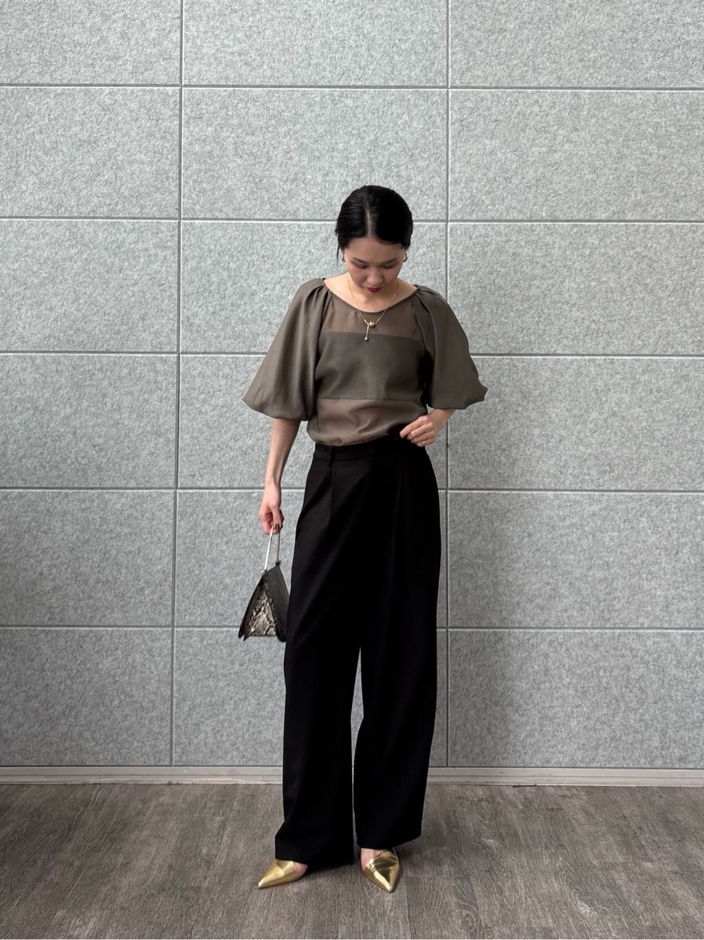ひなさんの「INDIVI｜ボリュームスリーブブラウス」を使ったコーディネート