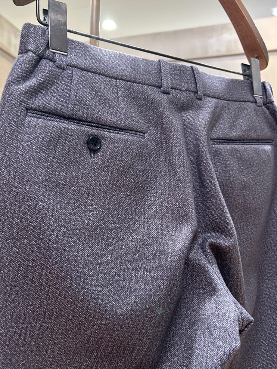 コウノ モトヤさんの「TAKEO KIKUCHI｜【DOWN FABRIC】ダウンファブリック ドレスパンツ / セットアップ対応」を使ったコーディネート