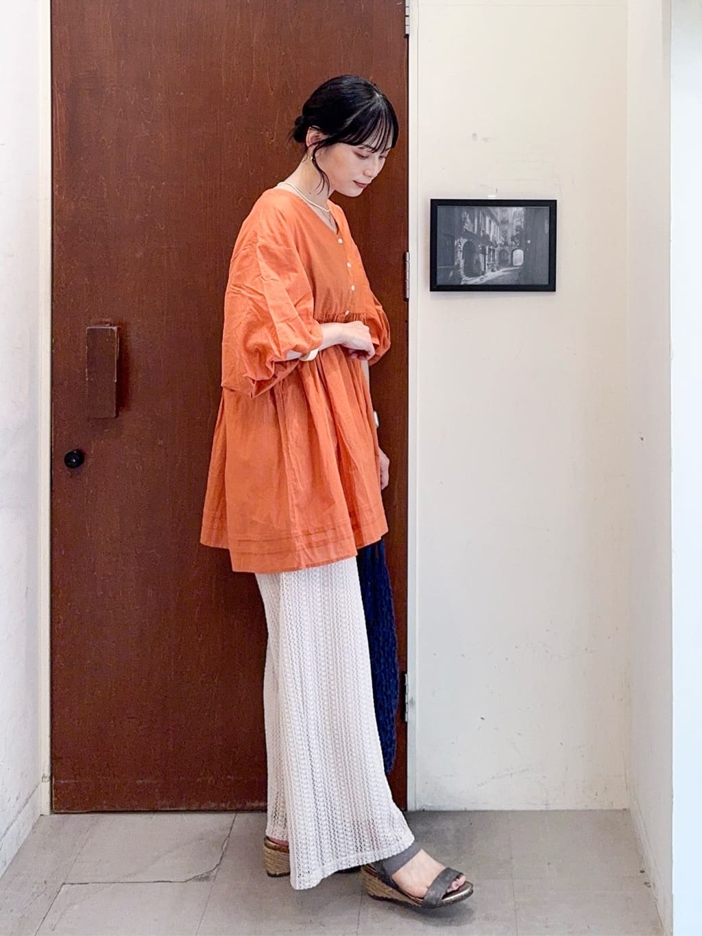𝐇𝐢𝐫𝐨𝐦𝐢さんの「SHOO･LA･RUE｜【S-LL】一枚で着映え バルーンスリーブブラウス」を使ったコーディネート