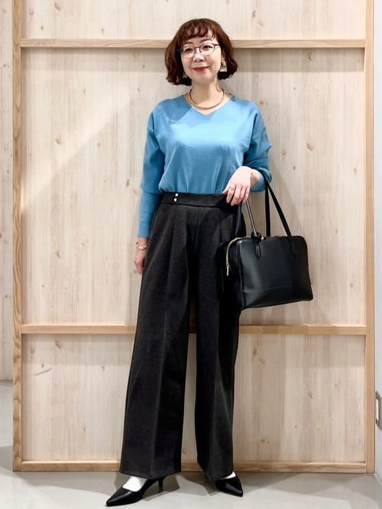 nakoさんの「THE SHOP TK｜【すっきりシルエットが叶う】大人のためのVネックニット/毛玉になりにくい/静電気防止/洗濯機OK」を使ったコーディネート